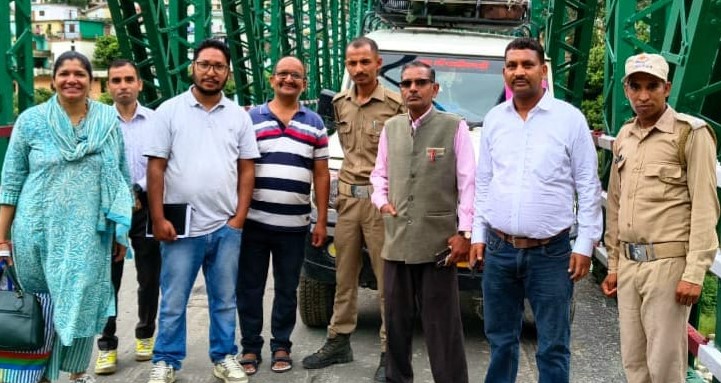 मतदेय स्थलों को रवाना होते हुए पोलिंग पार्टियां। मतदेय स्थलों को रवाना होते हुए पोलिंग पार्टियां।