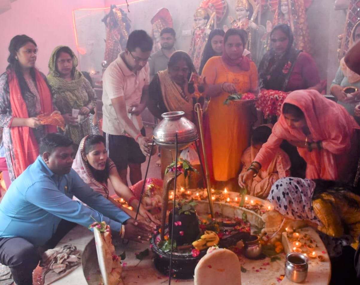 सावन मास की शिवरात्रि पर मंदिर में जलाभिषेक करते श्रद्धालु। सावन मास की शिवरात्रि पर मंदिर में जलाभिषेक करते श्रद्धालु।
