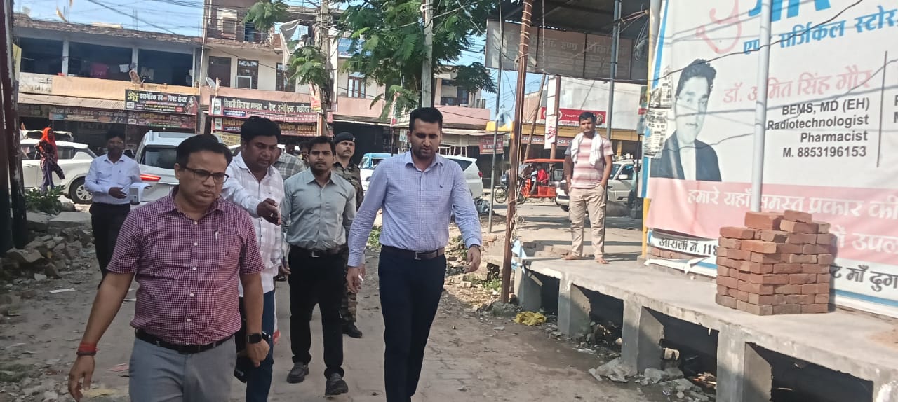मौके का जायजा लेते नगर आयुक्त सुधीर कुमार व अन्य मौके का जायजा लेते नगर आयुक्त सुधीर कुमार व अन्य