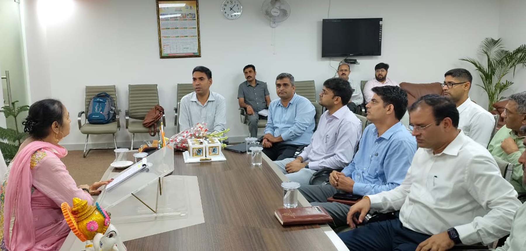 गुरुग्राम नगर निगम में अपने कार्यालय में अधिकारियों की बैठक लेती मेयर राजरानी मल्होत्रा। गुरुग्राम नगर निगम में अपने कार्यालय में अधिकारियों की बैठक लेती मेयर राजरानी मल्होत्रा।