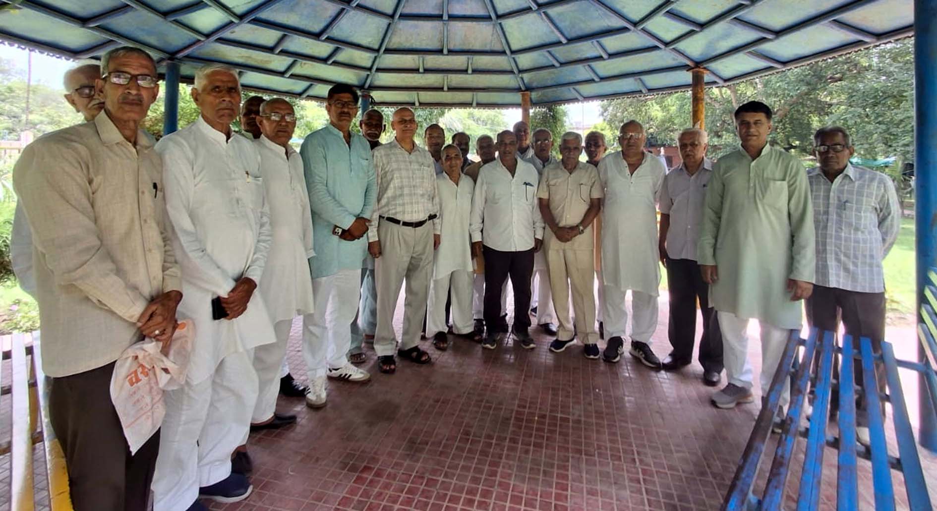 सेवानिवृत्त कर्मचारी संघ की बैठक में उपस्थित रिटायर्ड कर्मचारी। सेवानिवृत्त कर्मचारी संघ की बैठक में उपस्थित रिटायर्ड कर्मचारी।
