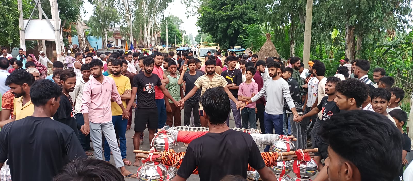 सड़क पर जाम लगायें हुए कांवड़िए सड़क पर जाम लगायें हुए कांवड़िए