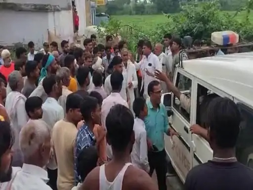 समझाइश करती पुलिस। समझाइश करती पुलिस।