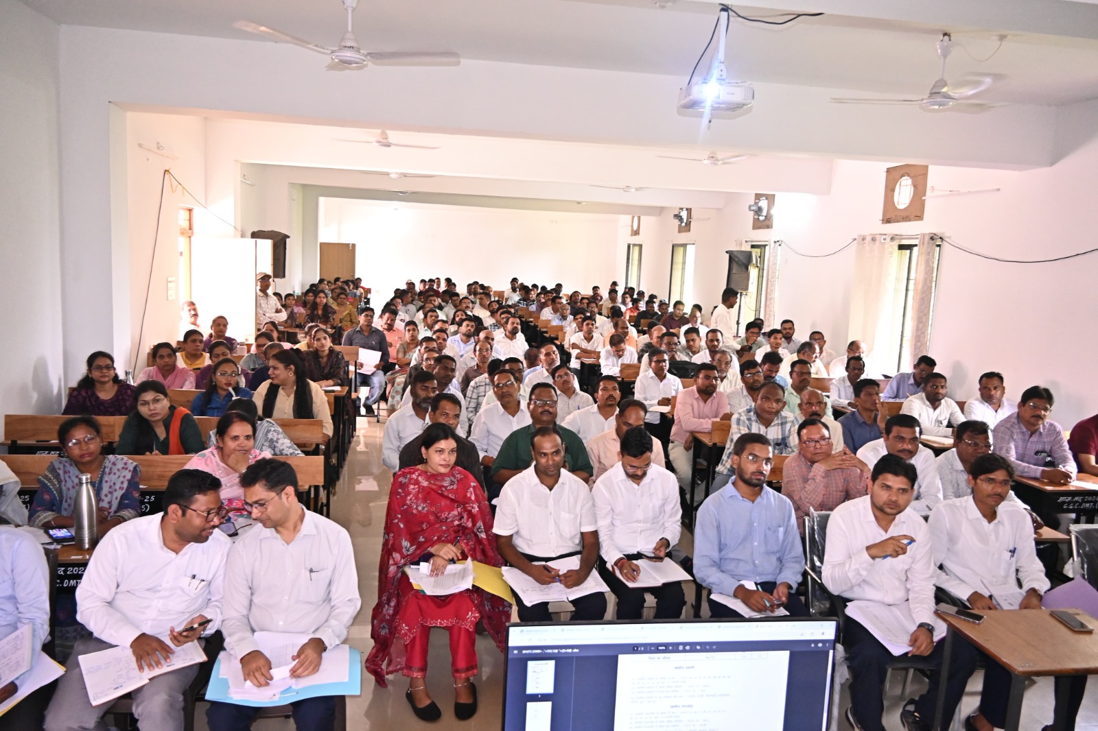 कन्या महाविद्यालय में आयोजित समीक्षा बैठक में उपस्थित जिले के पटवारी व अन्य कर्मचारी।