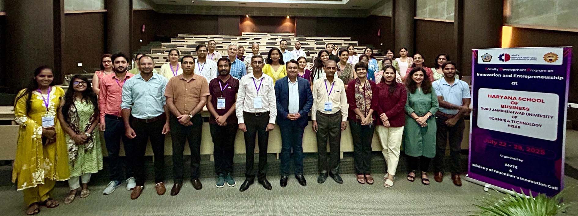कार्यक्रम में उपस्थित अतिथिगण एवं प्रतिभागी। कार्यक्रम में उपस्थित अतिथिगण एवं प्रतिभागी।