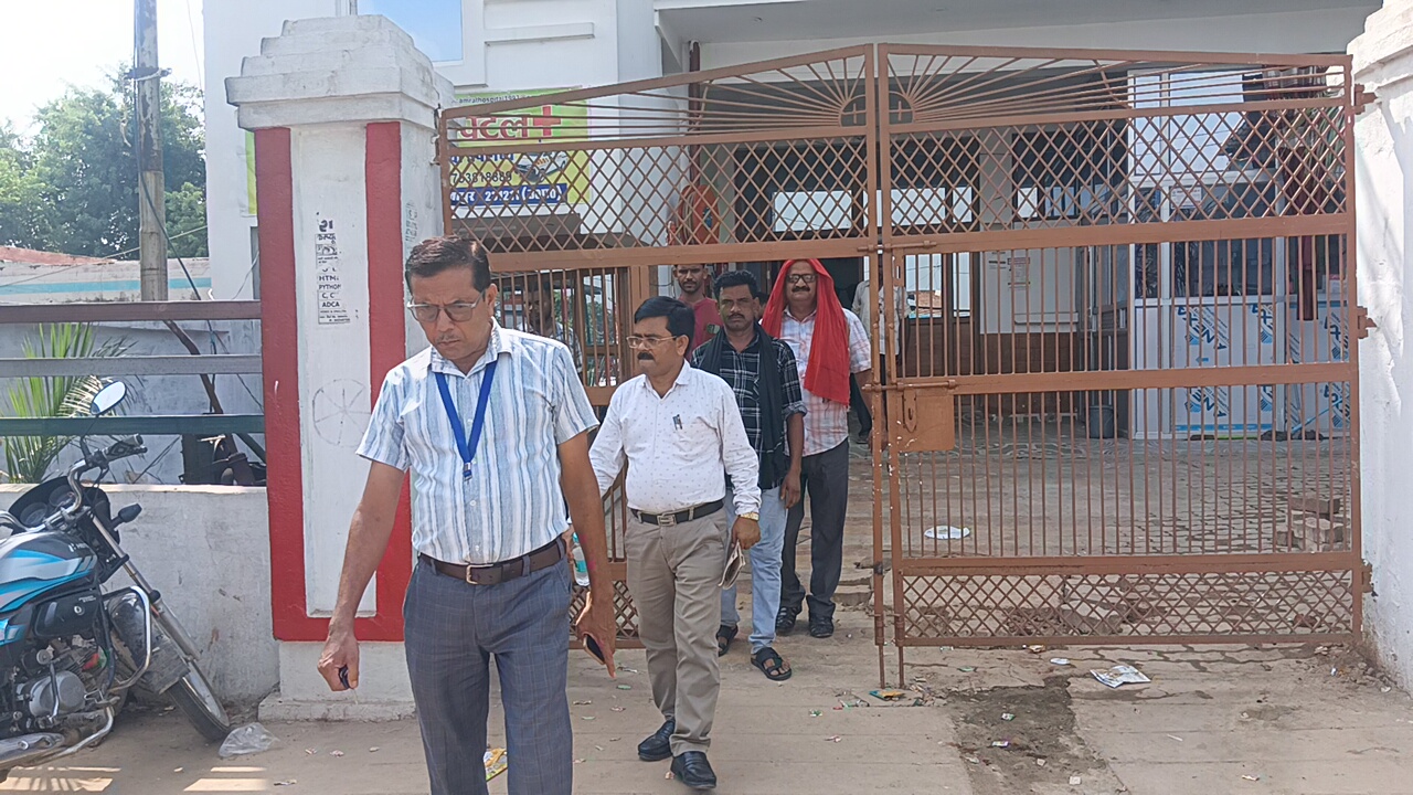 सम्राट हास्पिटल से जांच कर बाहर निकलती स्वास्थ्य विभाग की टीम