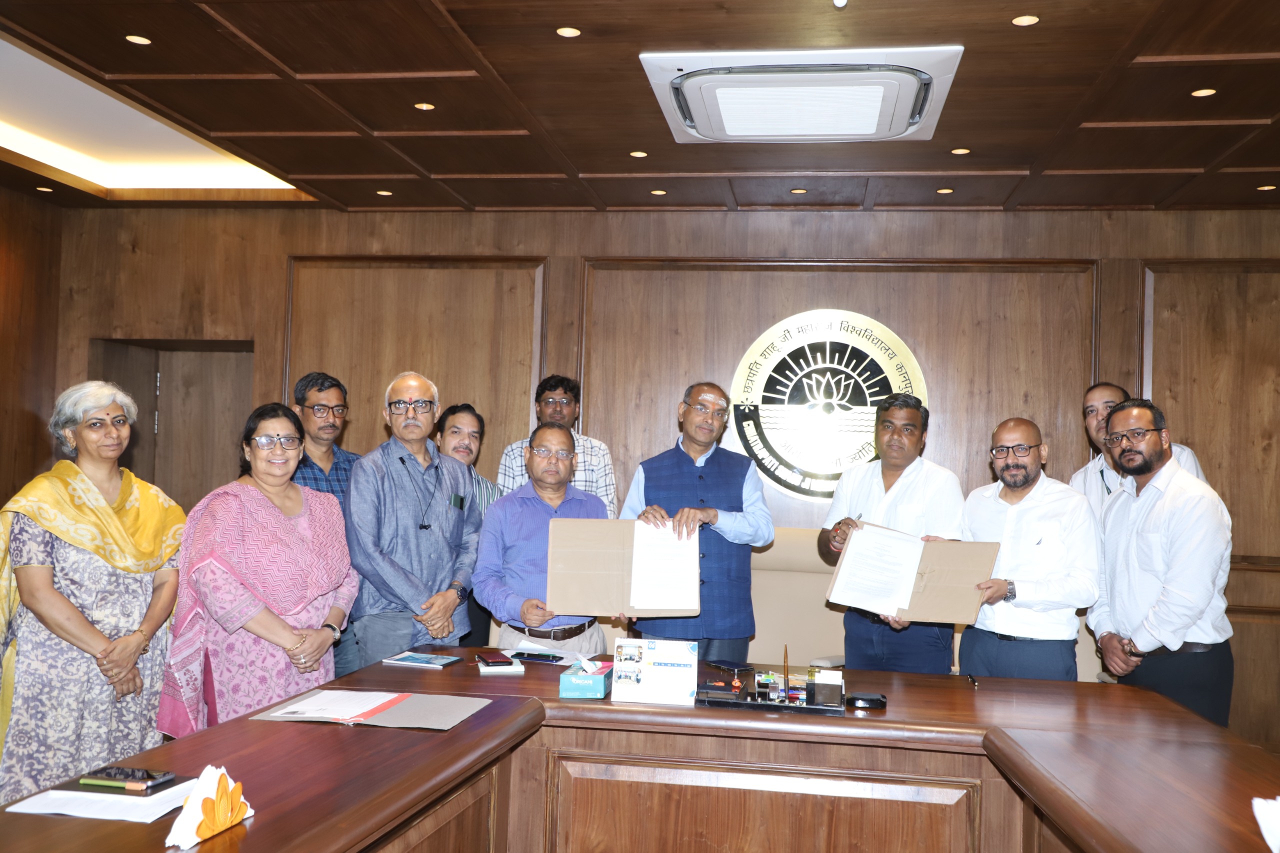 एमओयू साइन करते हुए कुलपति एमओयू साइन करते हुए कुलपति
