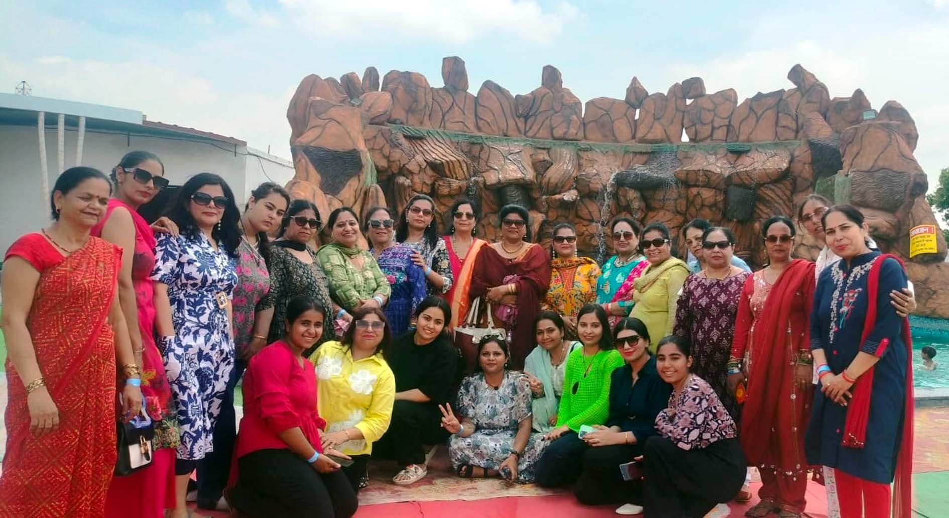 तीज उत्सव मनाती कर्म कल्याणी वेल्फेयर सोसायटी की सदस्य। तीज उत्सव मनाती कर्म कल्याणी वेल्फेयर सोसायटी की सदस्य।