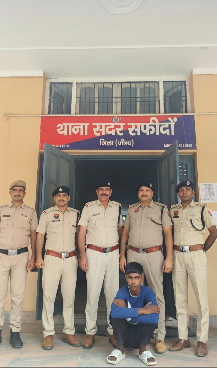 पुलिस गिरफ्त में हत्यारोपित। पुलिस गिरफ्त में हत्यारोपित।