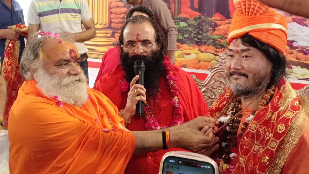 आशीर्वाद देते श्री महंत रवींद्र पुरी आशीर्वाद देते श्री महंत रवींद्र पुरी