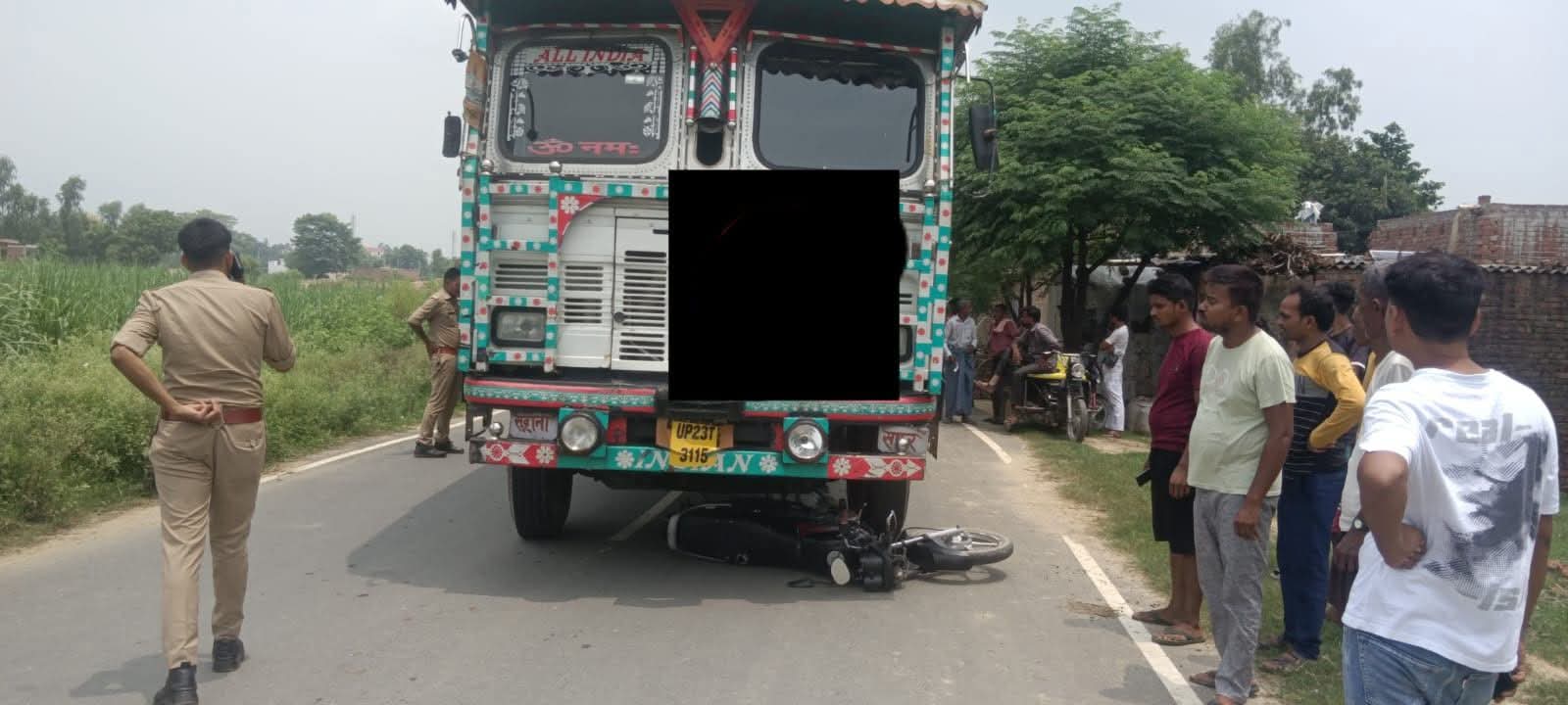 दर्दनाक सड़क हादसा,दवा लेने जा रही महिला के पति की मौत, पत्नी गंभीर घायल, तेज रफ्तार ट्रक ने मारी टक्कर दर्दनाक सड़क हादसा,दवा लेने जा रही महिला के पति की मौत, पत्नी गंभीर घायल, तेज रफ्तार ट्रक ने मारी टक्कर