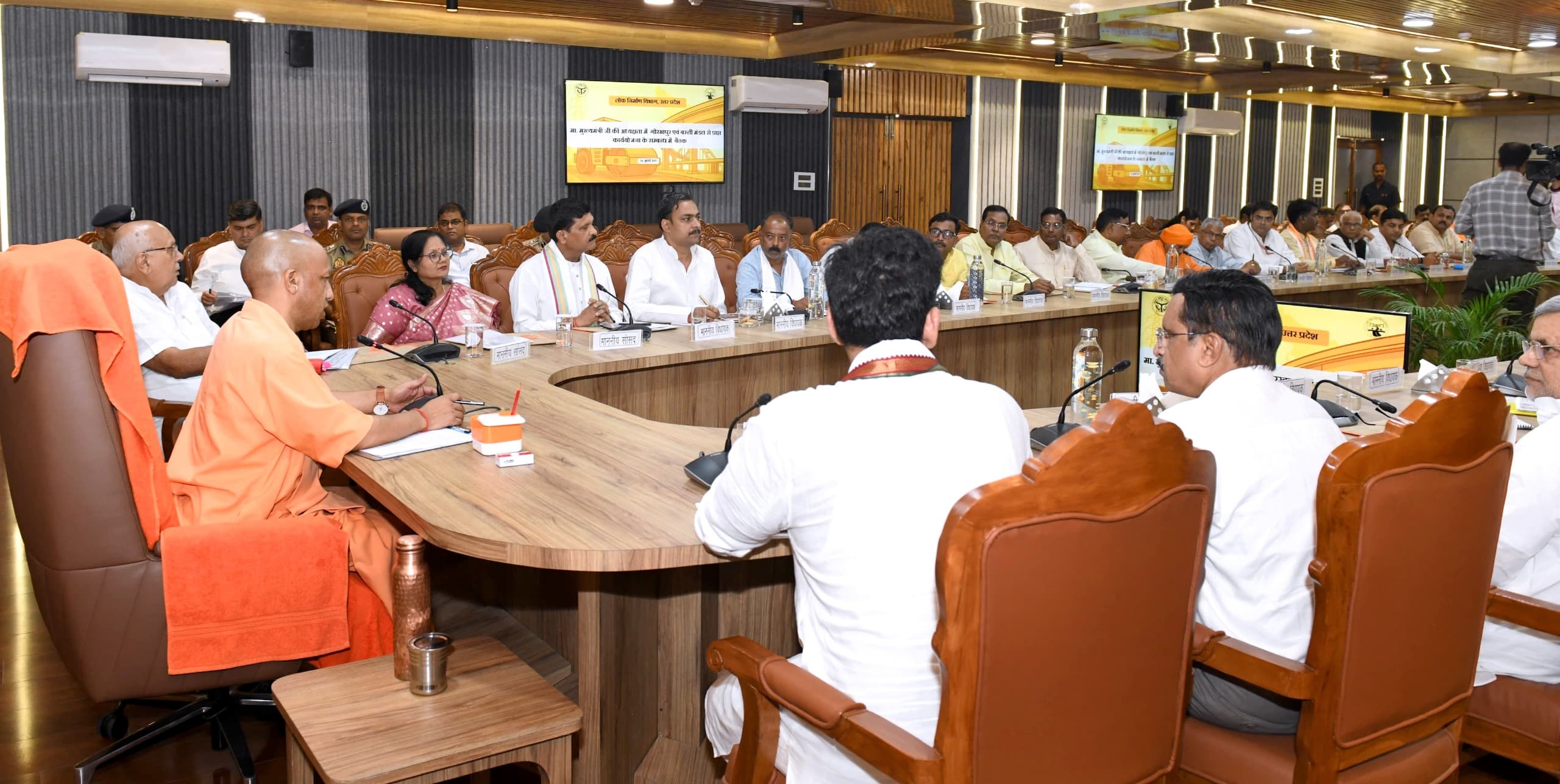 विधानसभावार कार्ययोजना और भावी सड़क प्रस्तावों को एक-एक कर समझा सीएम ने* विधानसभावार कार्ययोजना और भावी सड़क प्रस्तावों को एक-एक कर समझा सीएम ने*