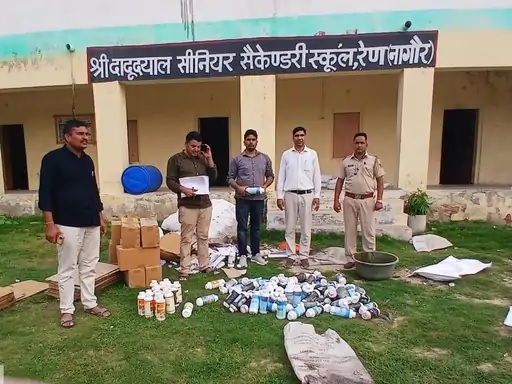 निजी स्कूल में कृषि और उद्यानिकी विभाग ने यूरिया की अवैध रिफिलिंग का कारोबार पकड़ा निजी स्कूल में कृषि और उद्यानिकी विभाग ने यूरिया की अवैध रिफिलिंग का कारोबार पकड़ा