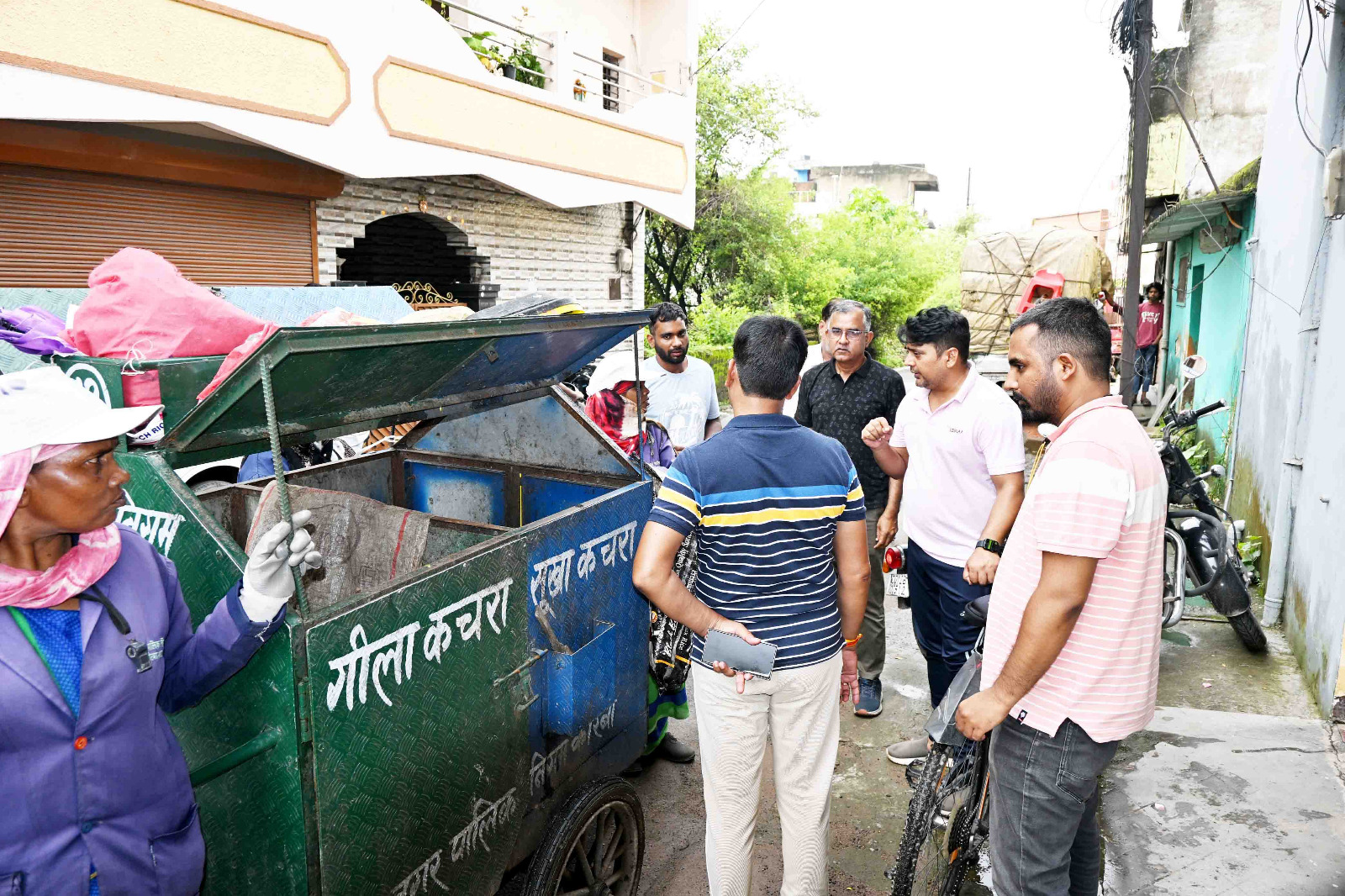 आयुक्त आशुतोष पाण्डेय अधिकारियों की टीम के साथ उतरे सड़क पर, साफ-सफाई कार्य व गंदगी करने वालों के विरूद्ध चेतावनी, कार्यवाही व अर्थदण्ड के दिये निर्देश