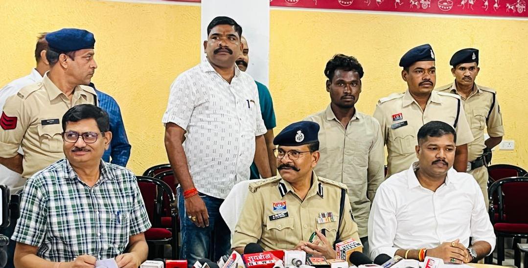 हिरासत में लिया गया शातिर चोर अशोक चंद्रवंशी उर्फ मुस्सू हिरासत में लिया गया शातिर चोर अशोक चंद्रवंशी उर्फ मुस्सू