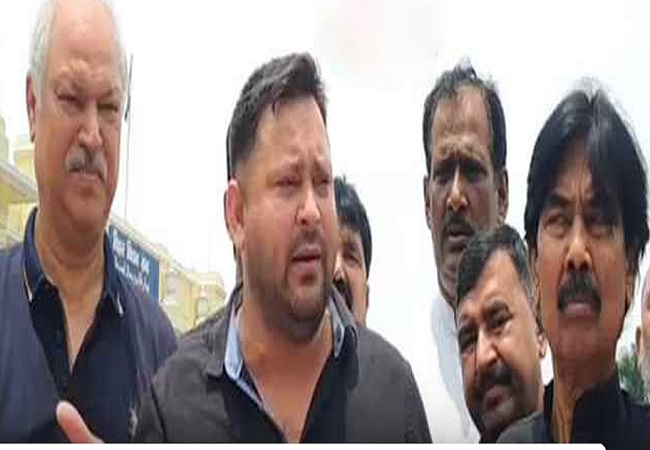 तेजसवी विधानसभा के बाहर मीडिया से बात करते तेजसवी विधानसभा के बाहर मीडिया से बात करते