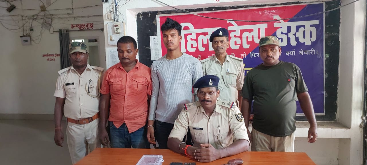 अररिया फोटो:गिरफ्तार दोनों युवक साथ पुलिस अररिया फोटो:गिरफ्तार दोनों युवक साथ पुलिस