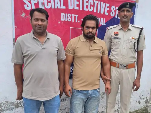 पुलिस की गिरफ्त में आरोपी।