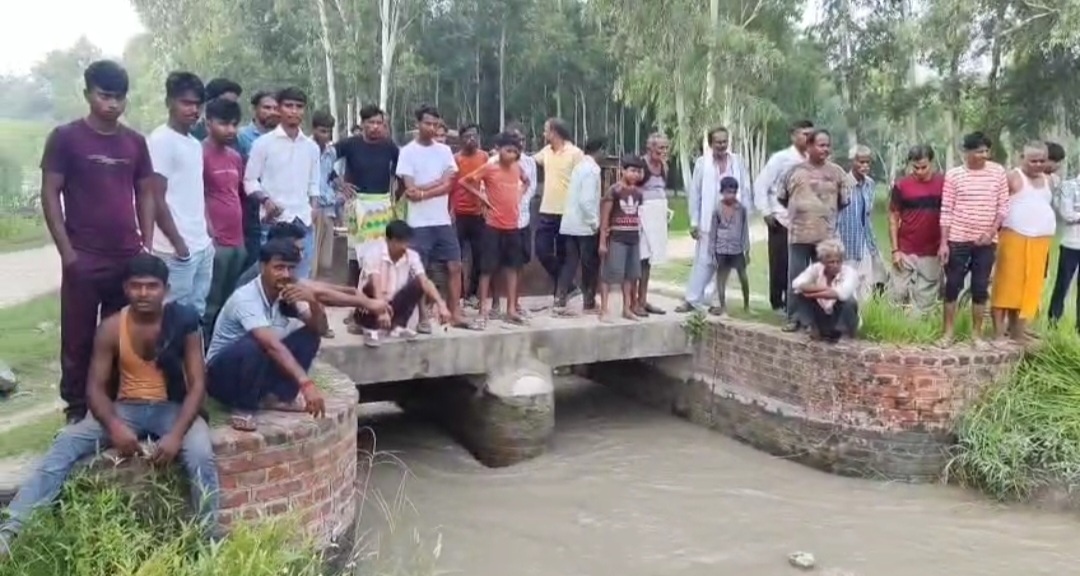 मौके पर जमा ग्रामीण मौके पर जमा ग्रामीण