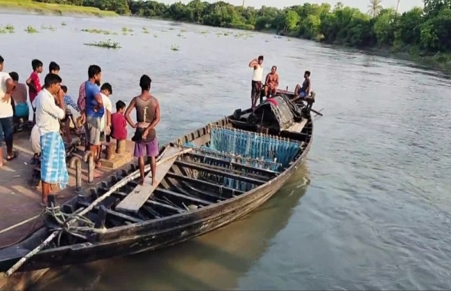 इछामती नदी में डूबे चारपहिया वाहन की तलाश करते लोग इछामती नदी में डूबे चारपहिया वाहन की तलाश करते लोग
