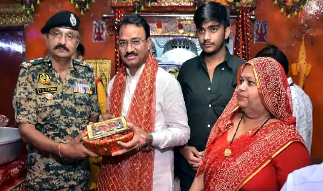 उपमुख्यमंत्री प्रेमचंद ने परिवार समेत तनोट माता के किए दर्शन, सीमाओं की सुरक्षा की कामना की उपमुख्यमंत्री प्रेमचंद ने परिवार समेत तनोट माता के किए दर्शन, सीमाओं की सुरक्षा की कामना की