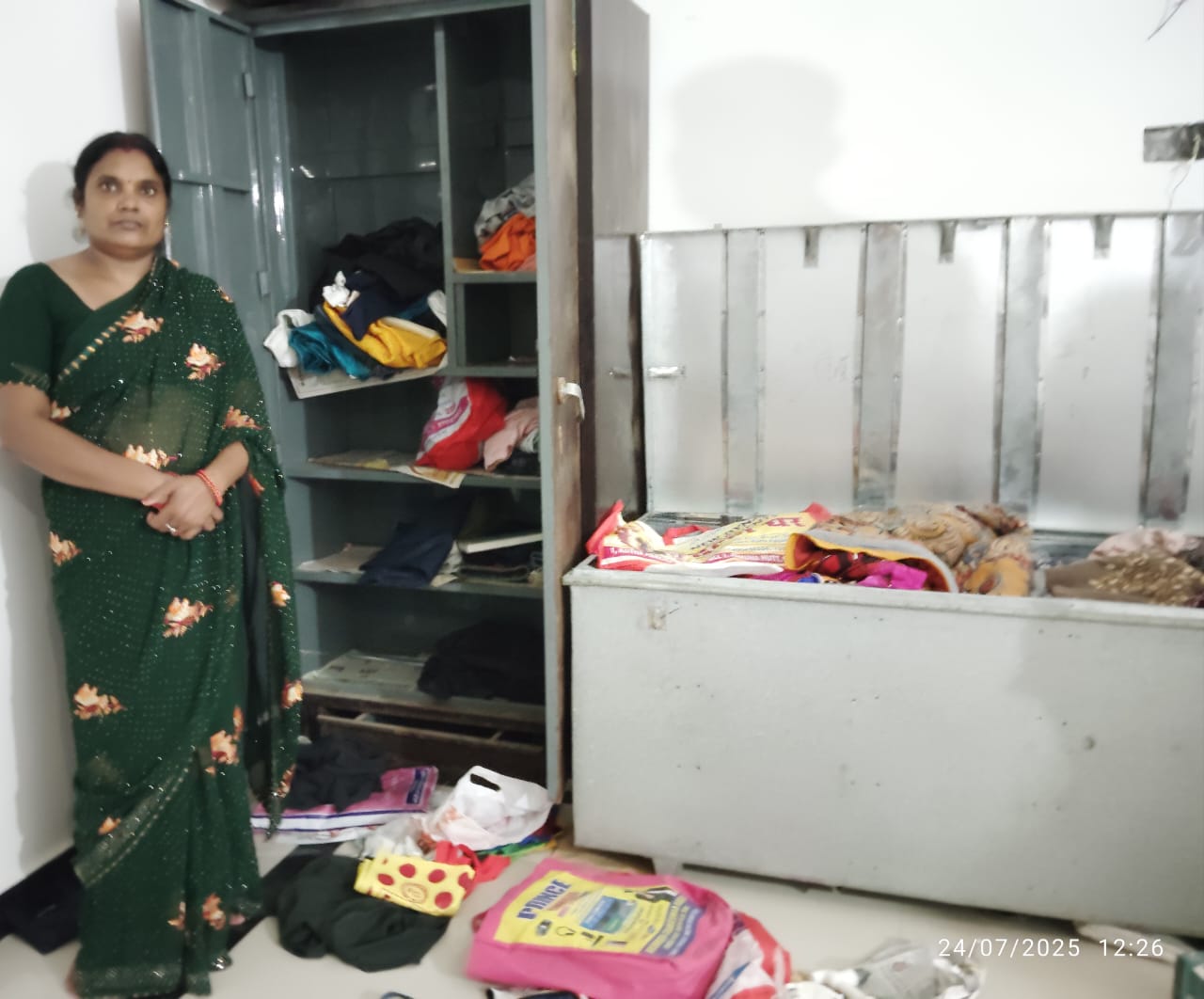 चोरी की घटना के बाद आलमारी का टूटा लाकर दिखाती परिवार की महिला चोरी की घटना के बाद आलमारी का टूटा लाकर दिखाती परिवार की महिला