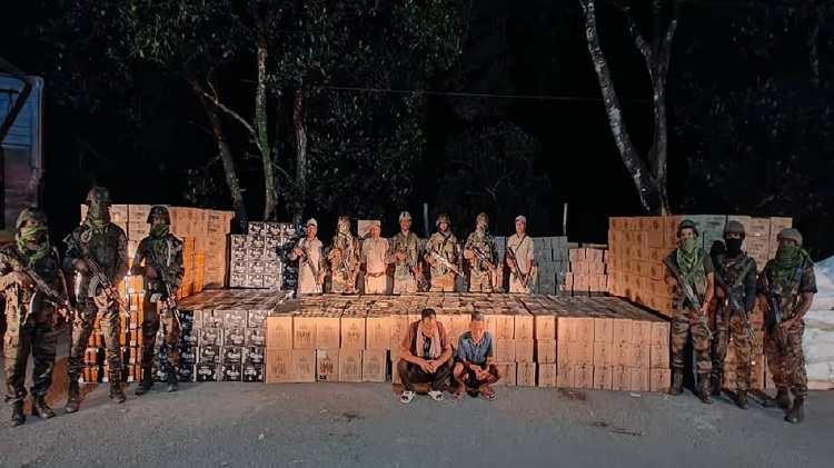 मणिपुर में असम रायफल्स द्वारा जब्त अवैध शराब एवं गिरफ्तार तस्करों की तस्वीर मणिपुर में असम रायफल्स द्वारा जब्त अवैध शराब एवं गिरफ्तार तस्करों की तस्वीर
