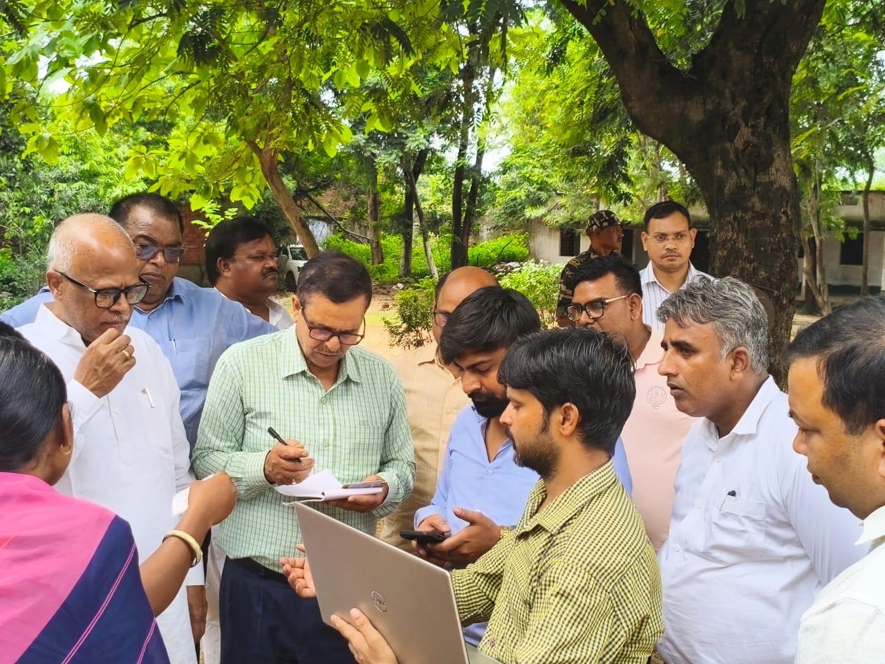 निरीक्षण करते आयोग के सदस्य निरीक्षण करते आयोग के सदस्य