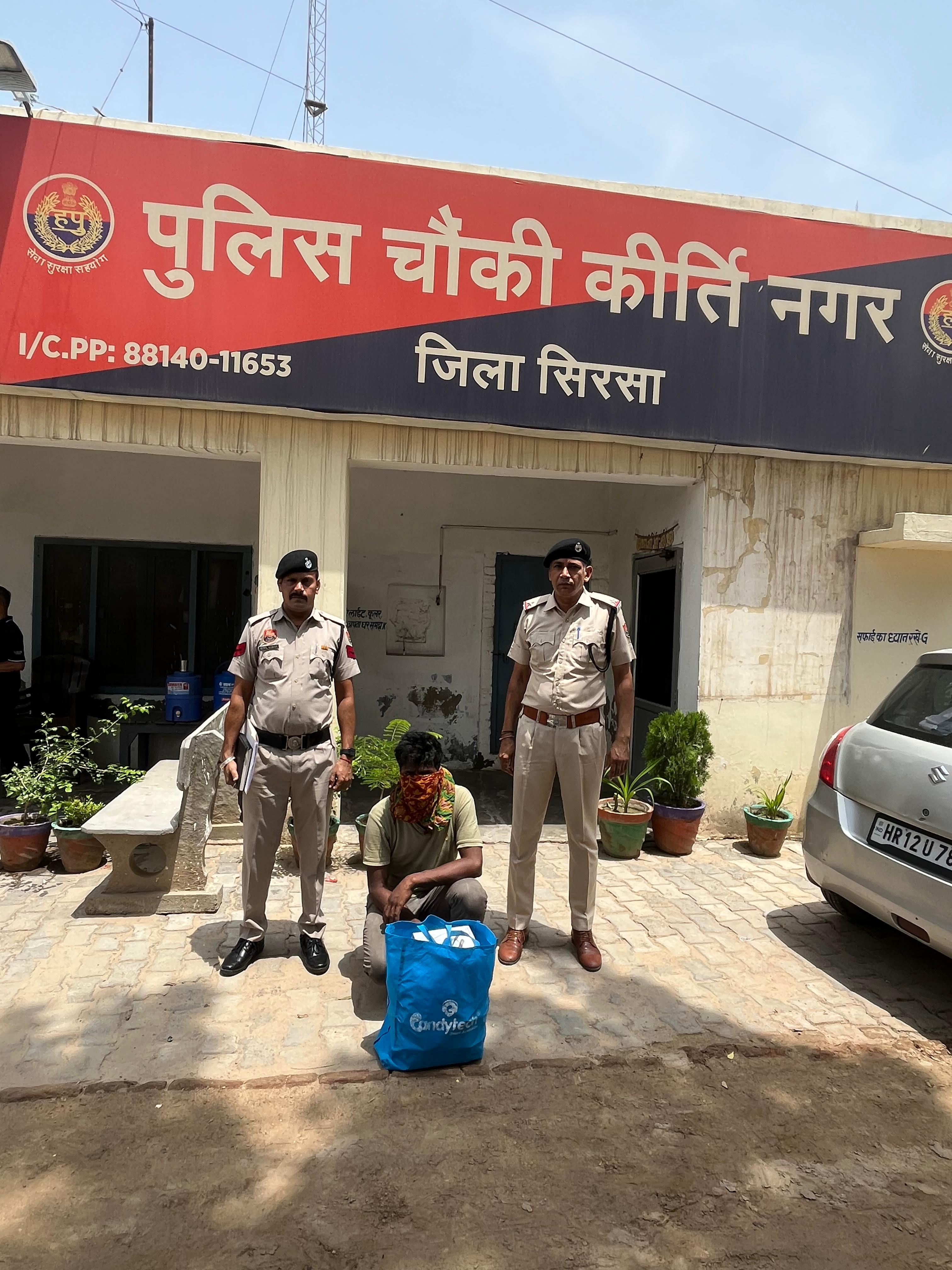 चोरी के आरोप में पकड़ा गया आरोपी। चोरी के आरोप में पकड़ा गया आरोपी।