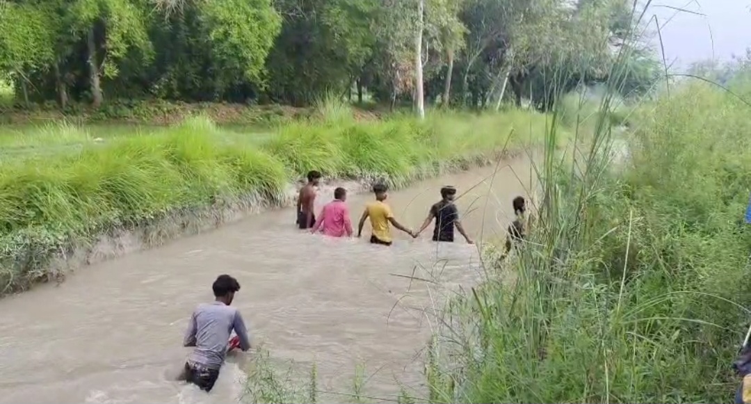 नहर में खोजते गोताखोर नहर में खोजते गोताखोर