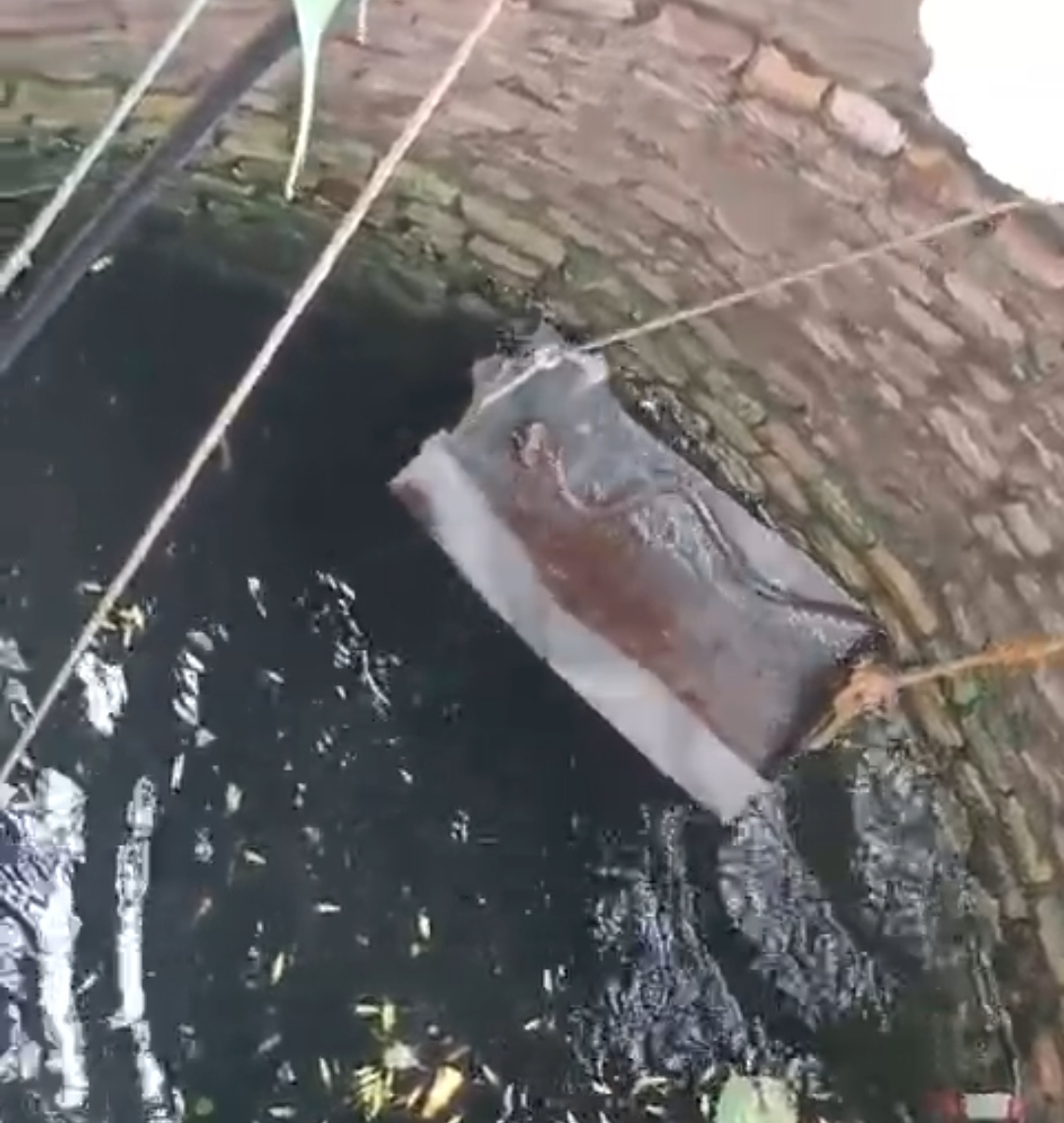 कूंए से रेक्सू करती पीआरडी टीम कूंए से रेक्सू करती पीआरडी टीम