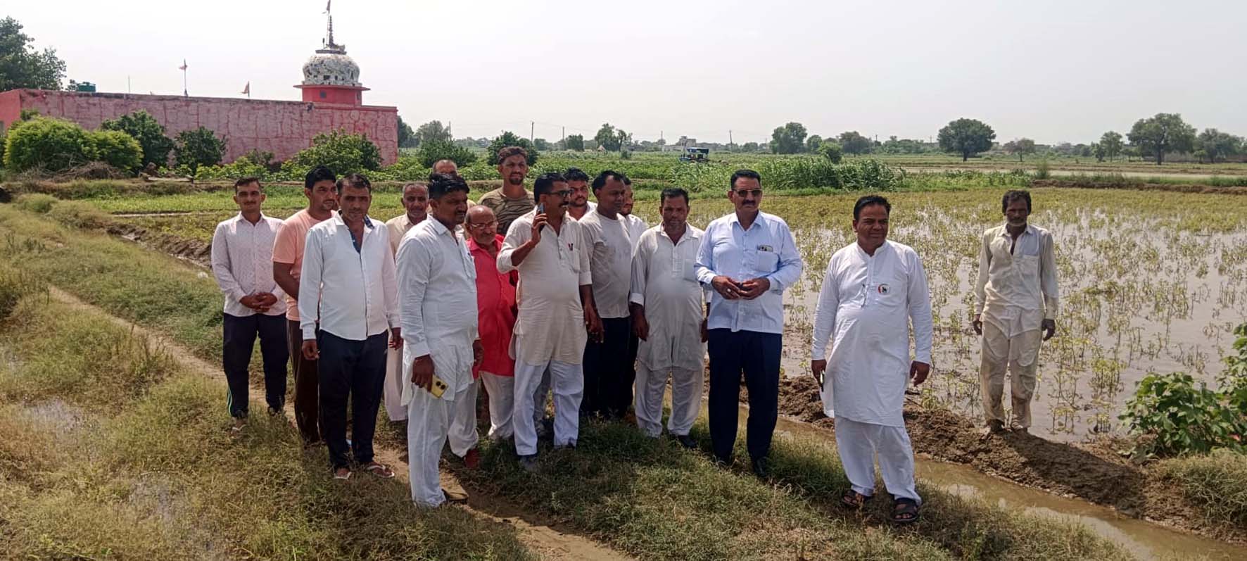 दौरे के दौरान उपस्थित आदमपुर तहसीलदार रामनिवास भादू।