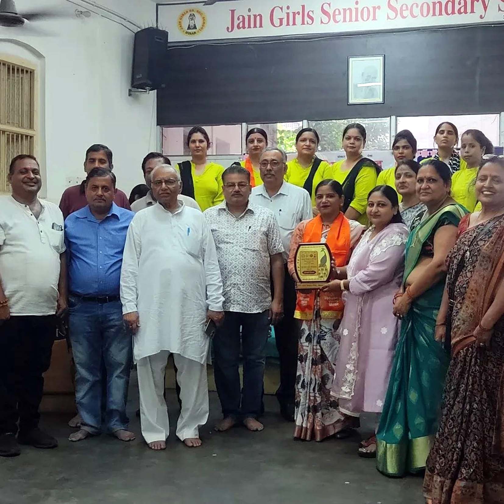 सर्वश्रेष्ठ अध्यापिका को सम्मानित करते भाविप पदाधिकारी। सर्वश्रेष्ठ अध्यापिका को सम्मानित करते भाविप पदाधिकारी।