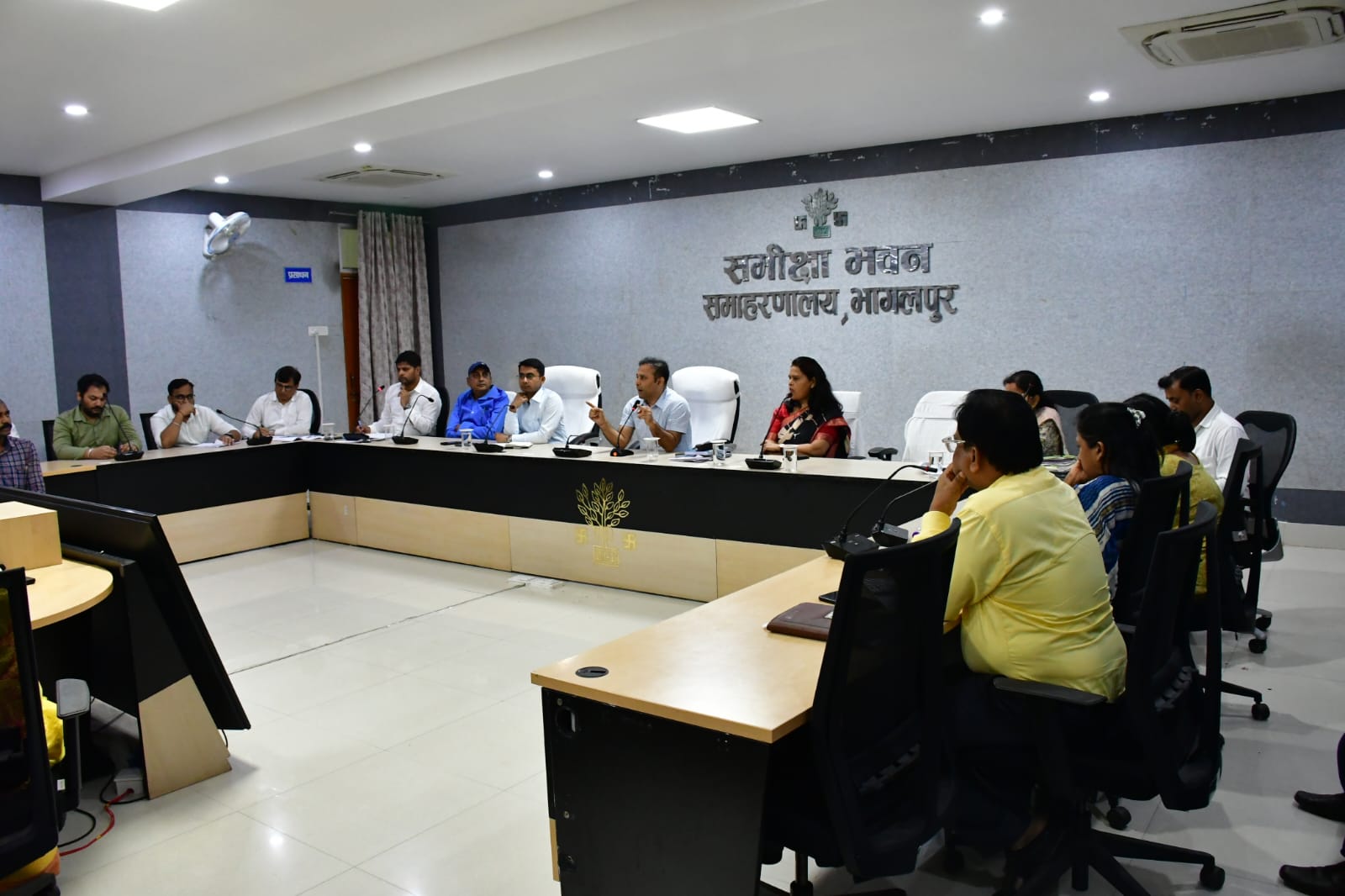 बैठक करते जिलाधिकारी बैठक करते जिलाधिकारी
