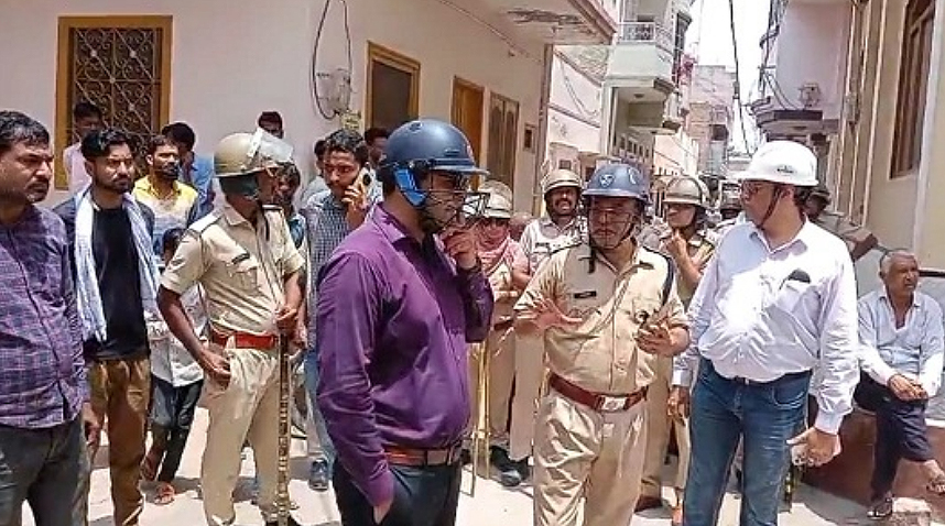 भारी पुलिस जाब्ते के बीच बिजली कंपनी टीम ने की बड़ी कार्रवाई : सत्तर परिवारों के बिजली के मीटर उतारे, तनाव के हुए हालात भारी पुलिस जाब्ते के बीच बिजली कंपनी टीम ने की बड़ी कार्रवाई : सत्तर परिवारों के बिजली के मीटर उतारे, तनाव के हुए हालात