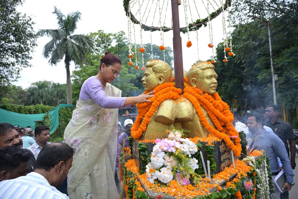 श्रद्धांजलि देते मंत्री शिल्पी तिर्की श्रद्धांजलि देते मंत्री शिल्पी तिर्की