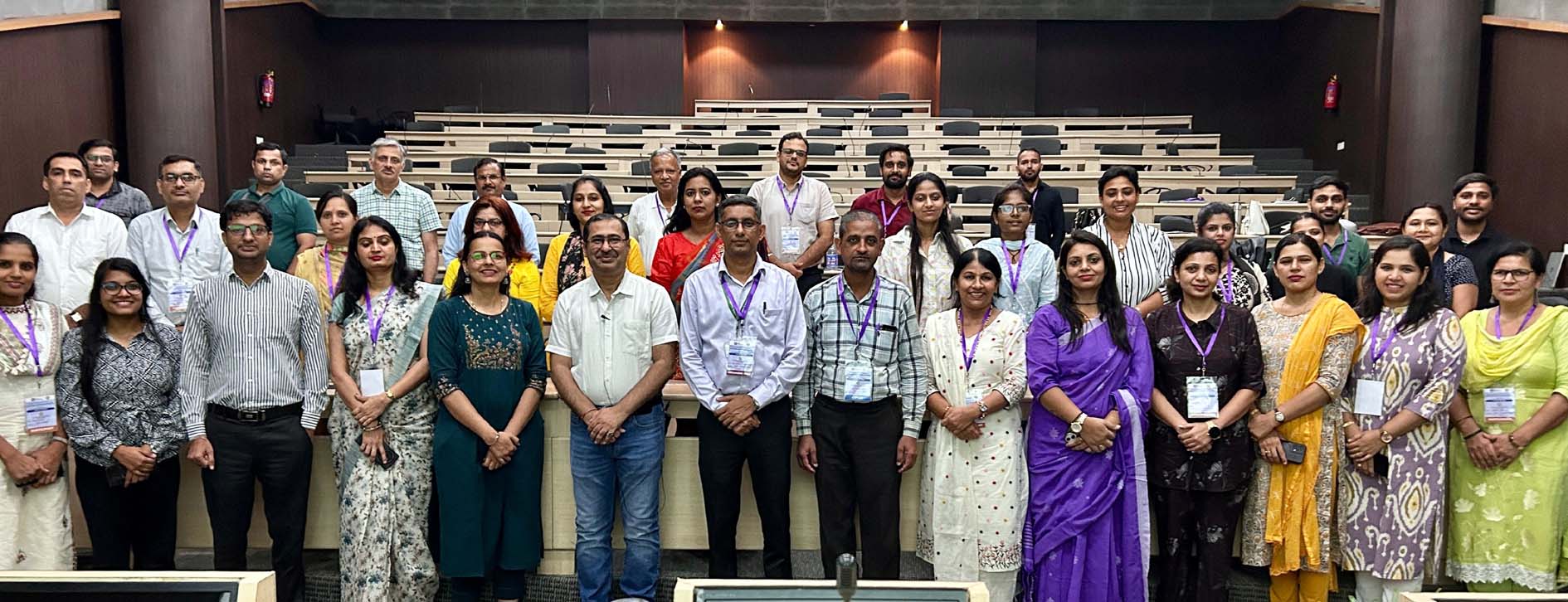 कार्यक्रम में उपस्थित अतिथिगण एवं प्रतिभागी। कार्यक्रम में उपस्थित अतिथिगण एवं प्रतिभागी।