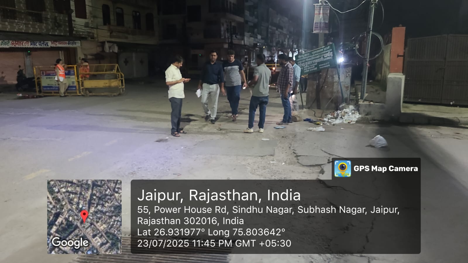 सड़को पर गुणवत्ता पूर्ण पेचवर्क कार्य हों, इसके लिए हेरिटेज निगम देर रात कर रहा रियलिटी चेक