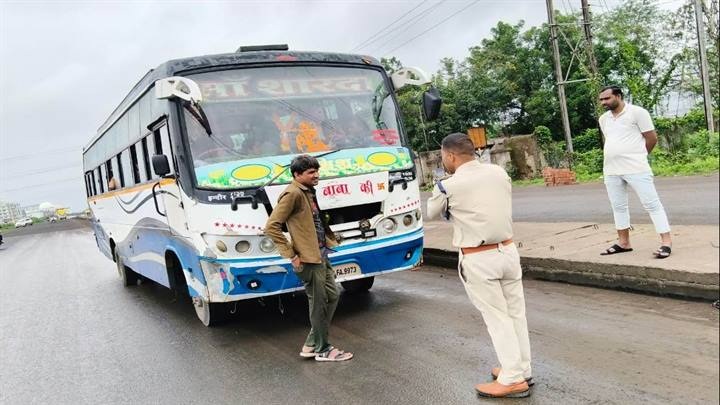 वाहनों की चेकिंग का अभियान वाहनों की चेकिंग का अभियान