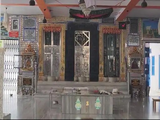 400 वर्ष पुरानी पार्श्वनाथ प्रतिमा सहित 4 लाख की चांदी ले गए चोर 400 वर्ष पुरानी पार्श्वनाथ प्रतिमा सहित 4 लाख की चांदी ले गए चोर