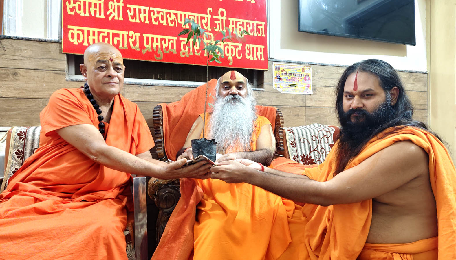 हरियाली अमावस्या पर देश भर से चित्रकूट आये लाखों श्रद्धालुओं को संतों ने दिलाया पौधरोपण का संकल्प हरियाली अमावस्या पर देश भर से चित्रकूट आये लाखों श्रद्धालुओं को संतों ने दिलाया पौधरोपण का संकल्प