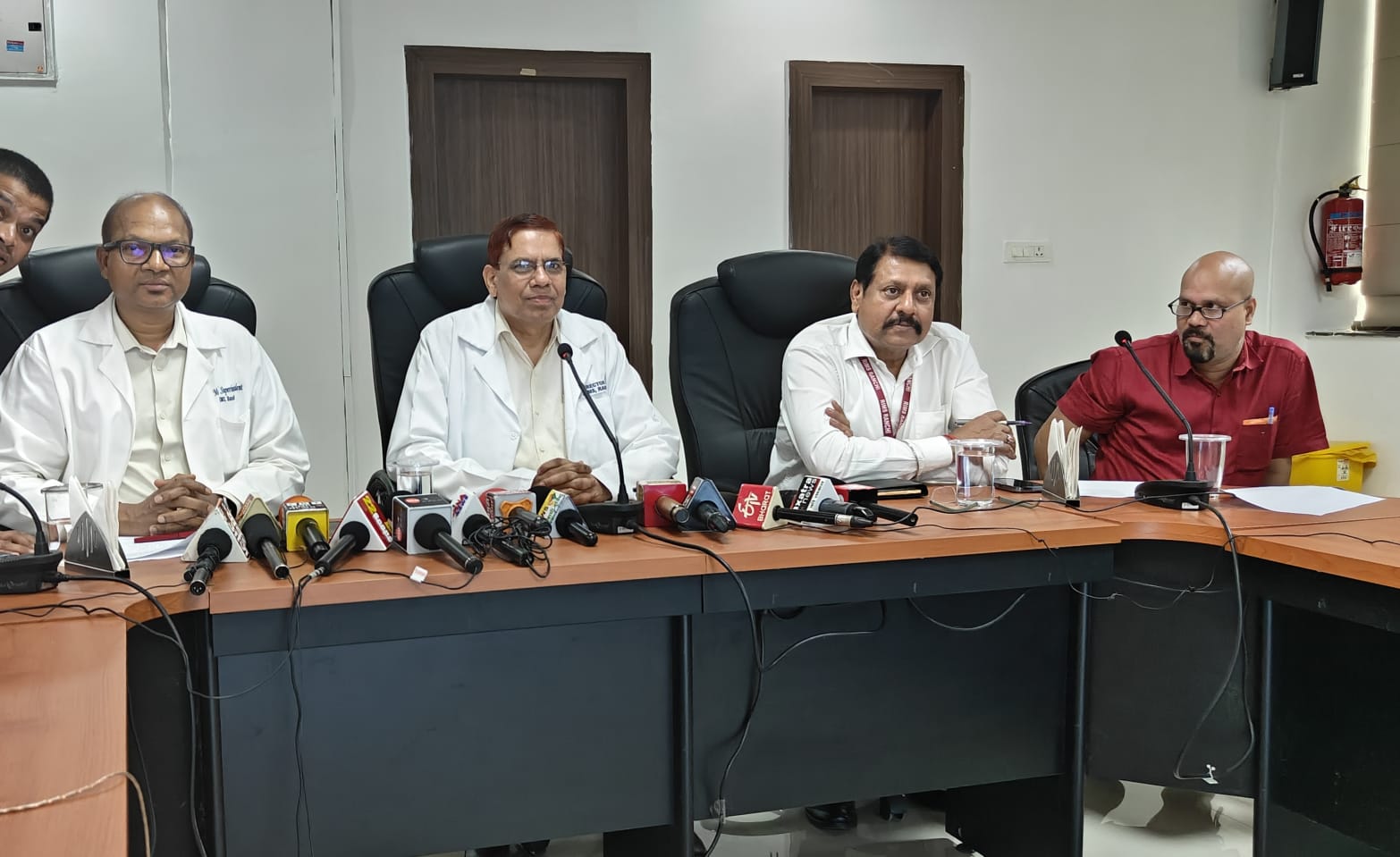 प्रेस वार्ता को संबोधित करते रिम्स के निदेशक प्रेस वार्ता को संबोधित करते रिम्स के निदेशक