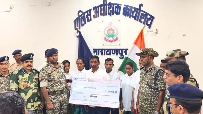 8 इनामी नक्सलियों ने किया आत्मसमर्पण 8 इनामी नक्सलियों ने किया आत्मसमर्पण