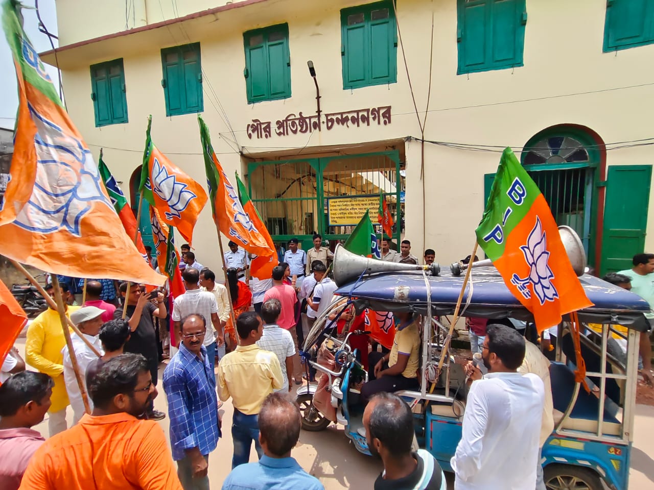 चंदननगर निगम में हंगामा: गेट तोड़कर मेयर के कमरे तक पहुंची भाजपा, पुलिस ने बाहर निकाला चंदननगर निगम में हंगामा: गेट तोड़कर मेयर के कमरे तक पहुंची भाजपा, पुलिस ने बाहर निकाला