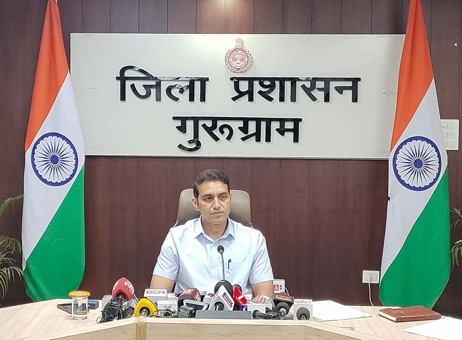 गुुरुग्राम में पत्रकाराें से बात करते डीसी अजय कुमार। गुुरुग्राम में पत्रकाराें से बात करते डीसी अजय कुमार।