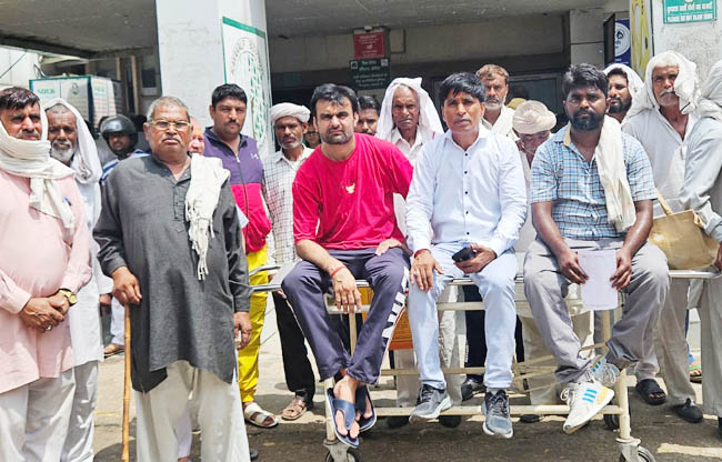 सोनीपत: स्वास्थ्य सेवाओं को दुरुस्त करने की मांग को लेकर जनप्रतिनिधि स्टेचर पर बैठकर सरकारी अस्पताल में प्रदर्शन करते हुए सोनीपत: स्वास्थ्य सेवाओं को दुरुस्त करने की मांग को लेकर जनप्रतिनिधि स्टेचर पर बैठकर सरकारी अस्पताल में प्रदर्शन करते हुए