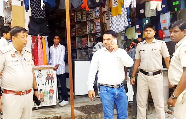 सोनीपत: ट्रैफिक पुलिस और नगर निगम की संयुक्त टीम अतिक्रमण हटाओ अभियान चलाते हुए सोनीपत: ट्रैफिक पुलिस और नगर निगम की संयुक्त टीम अतिक्रमण हटाओ अभियान चलाते हुए