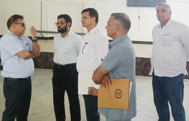 उपायुक्त सुशील सारवान निर्देश देते हुए, उपायुक्त सुशील सारवान निर्देश देते हुए,