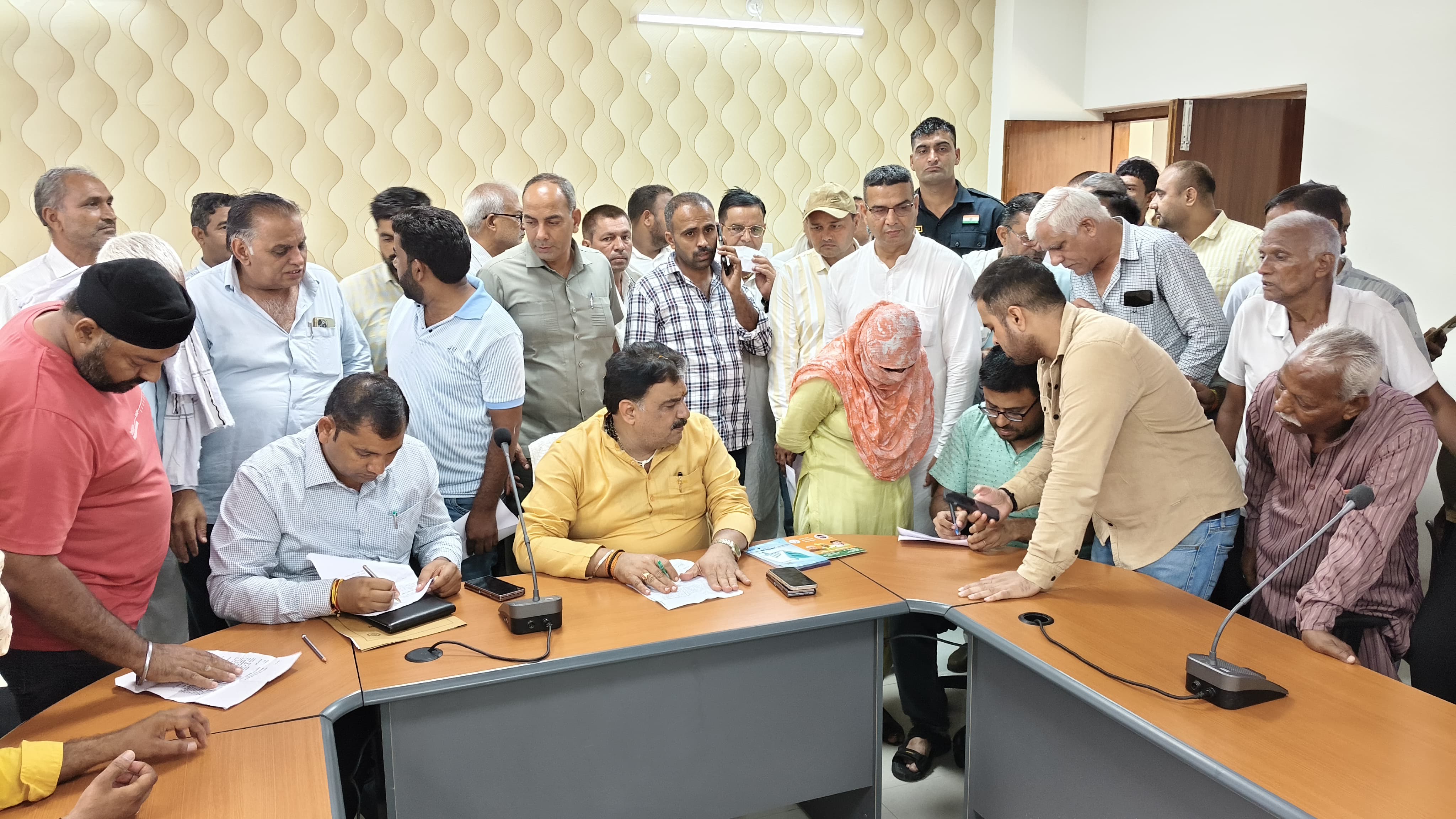 जनता दरबार में शिकायतें सुनते हुए डिप्टी स्पीकर।