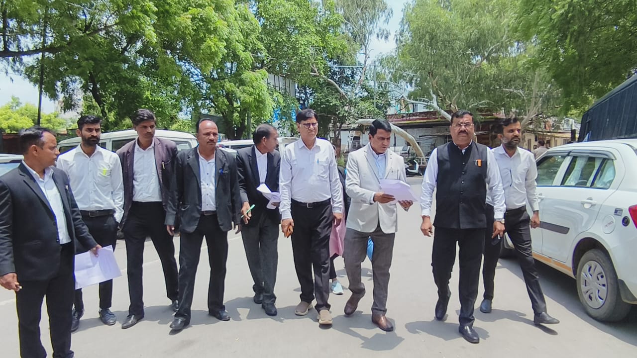 अजमेर में जबरन धर्म परिवर्तन के विरोध में वकीलों ने मुख्यमंत्री के नाम सौंपा ज्ञापन अजमेर में जबरन धर्म परिवर्तन के विरोध में वकीलों ने मुख्यमंत्री के नाम सौंपा ज्ञापन